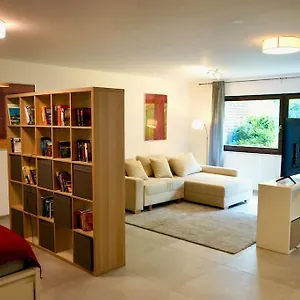 Apartment Helle Kellerwohnung Im Gruenen Mit Sauna, Köln